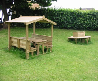 Martell covered picnic table