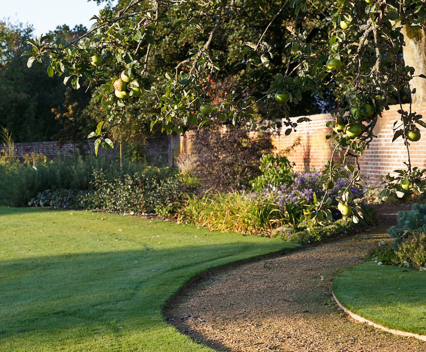 Contemporary walled garden, near Cheltenham Cotswold Estates