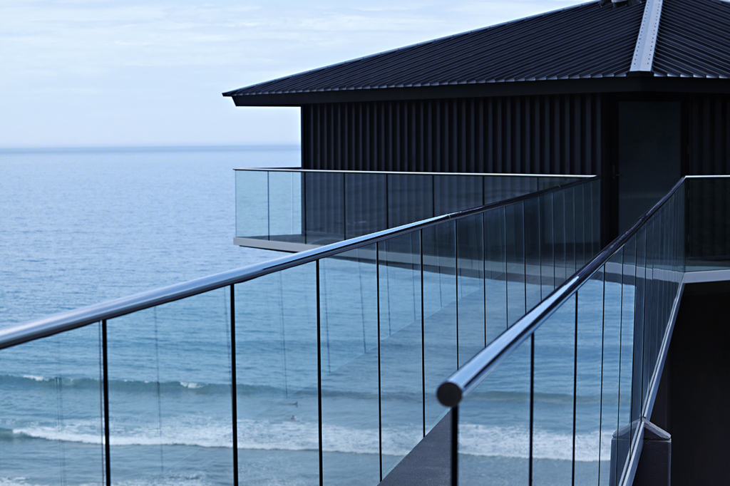 Easy Glass Slim - glass railing system | Q-railing | ESI Building Design