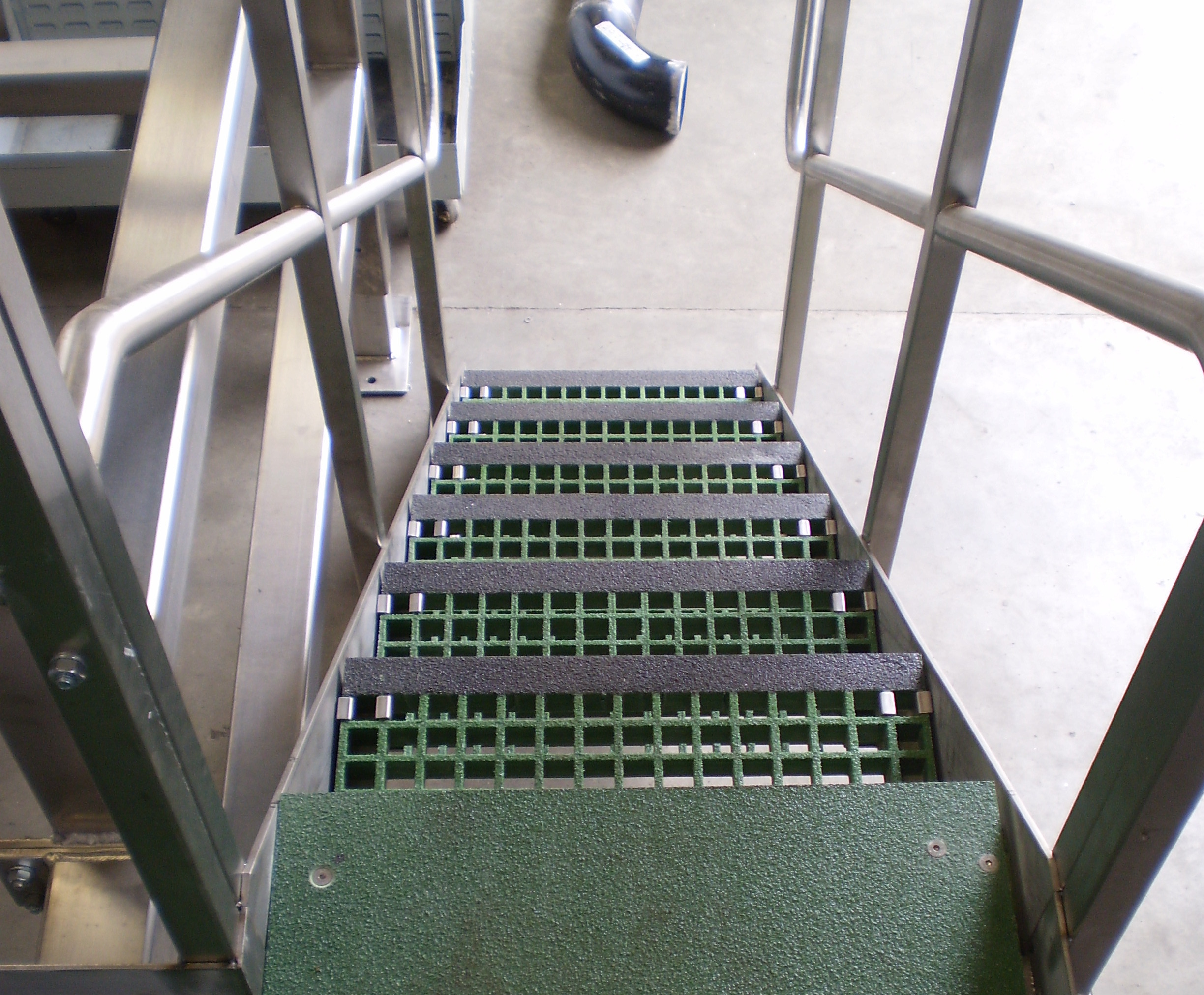 Quartzgrip™ standard fibreglass open mesh floor gratings Step on