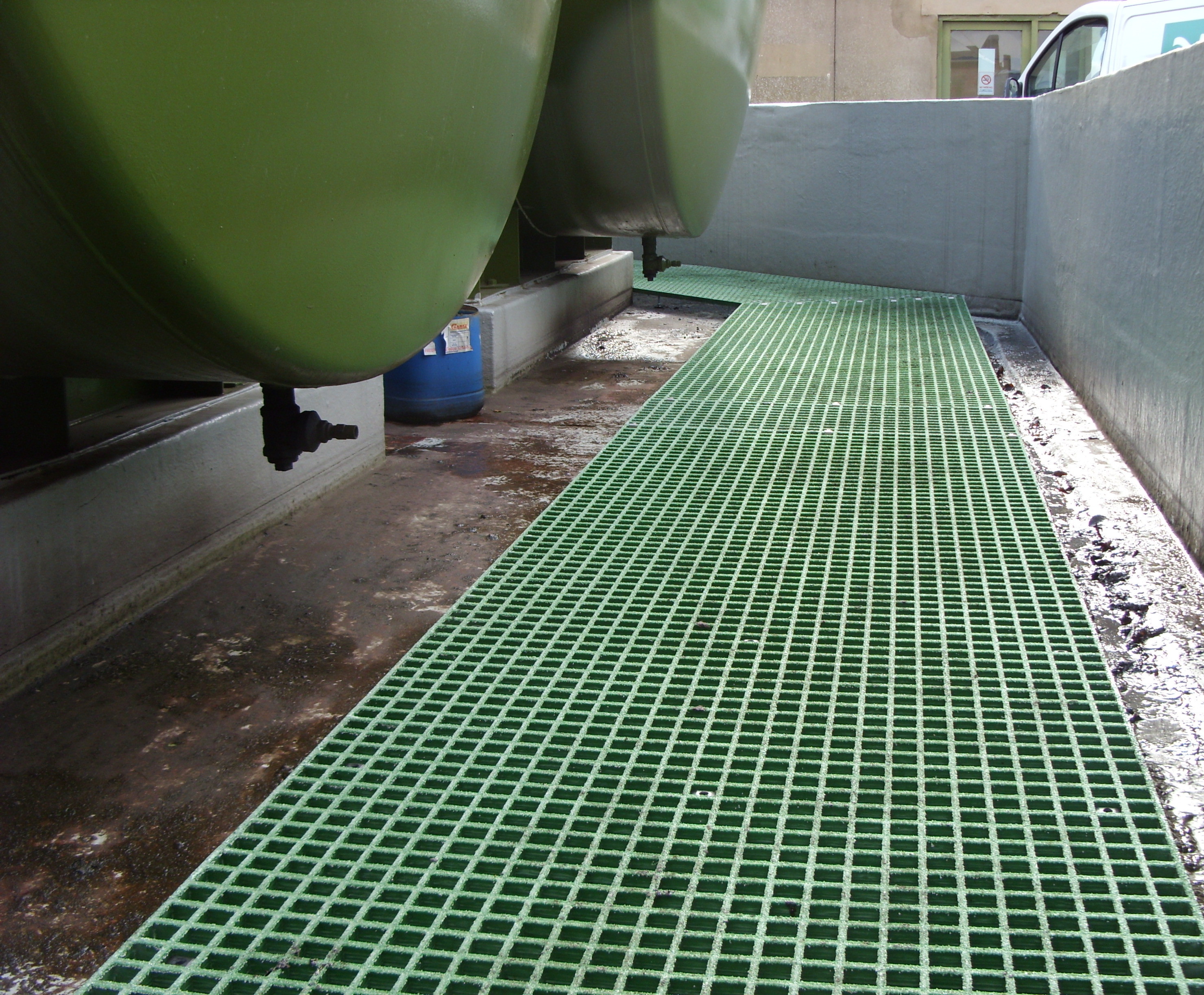 Quartzgrip™ standard fibreglass open mesh floor gratings Step on
