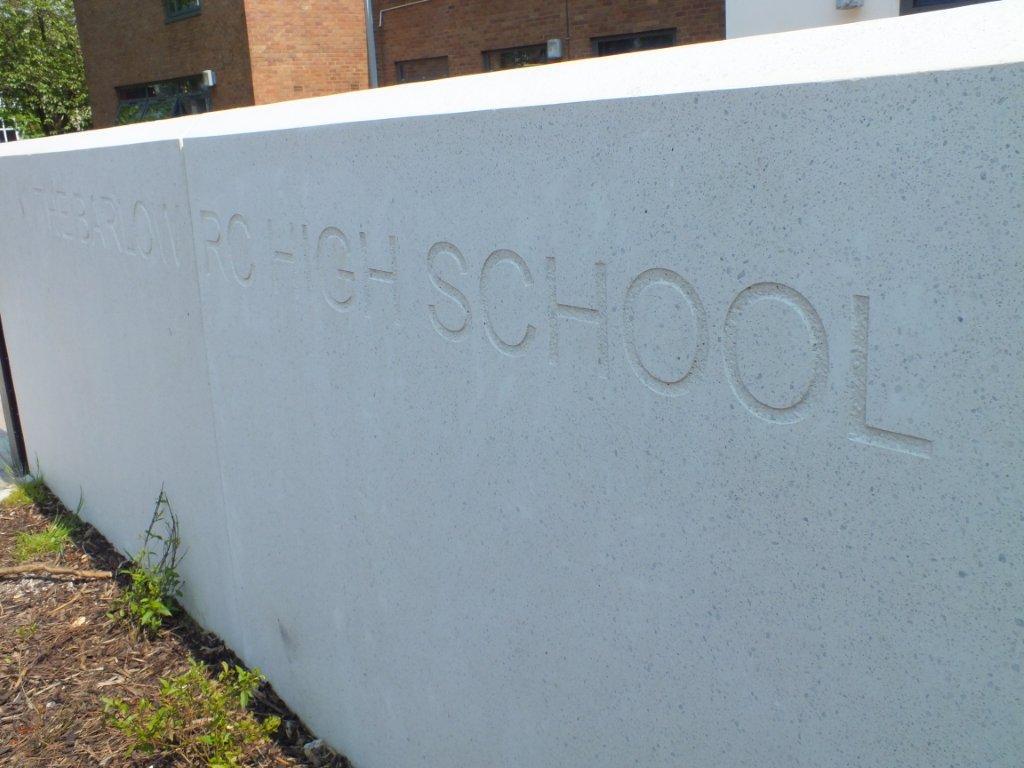 Concrete architectural retaining walls for high school URBASTYLE