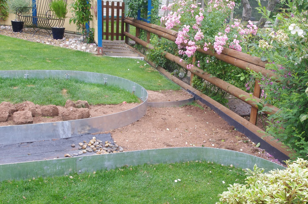 EverEdge galvanised edging for raised garden feature EverEdge ESI External Works
