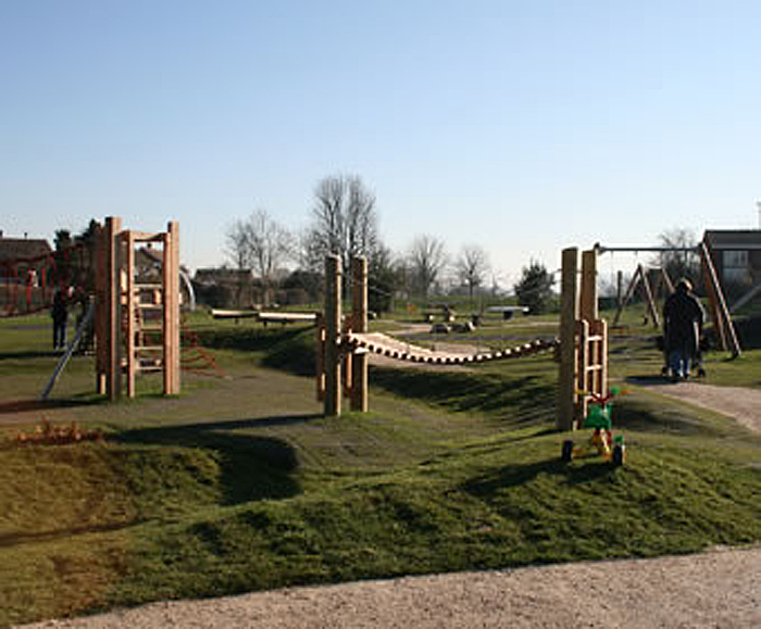 Natural community play space, Bedgrove Park, Aylesbury | Timberplay ...