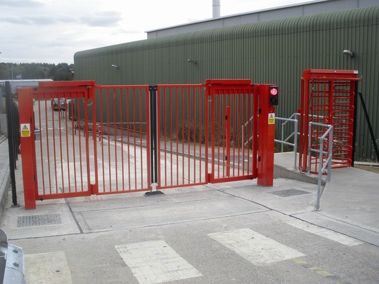 SpeedMaster™ bi-folding trackless speed gates | CLD Fencing Systems ...