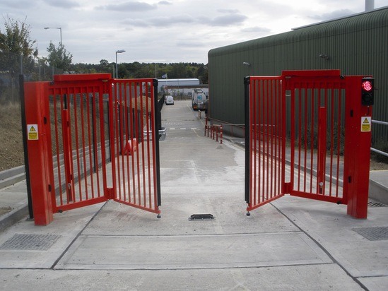 SpeedMaster™ Bi-folding Trackless Speed Gates | CLD Fencing Systems ...