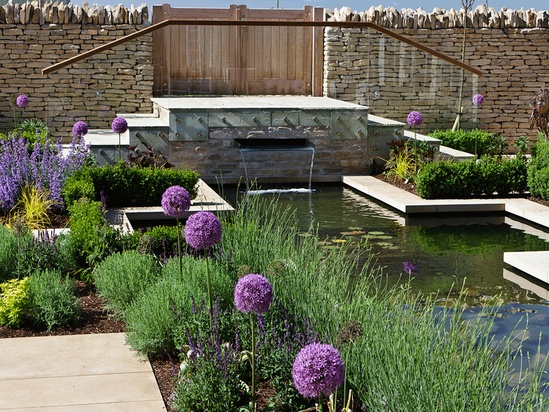 Courtyard garden with cruciform pond - Cirencester 