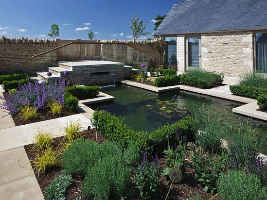 Courtyard garden with cruciform pond - Cirencester 