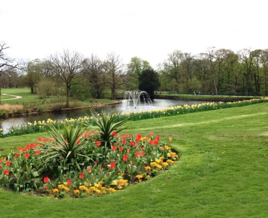 Floating display fountain - Astley Park, Chorley ...