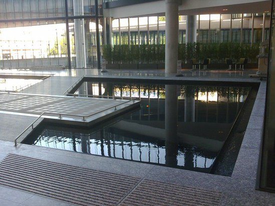 帕丁顿办公大楼的镜面泳池