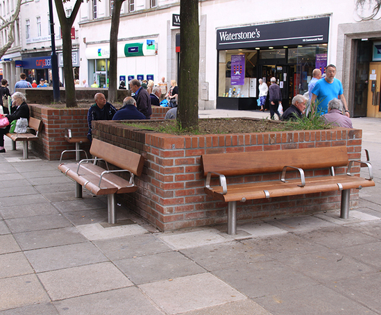 Basic seats with armrests in public realm