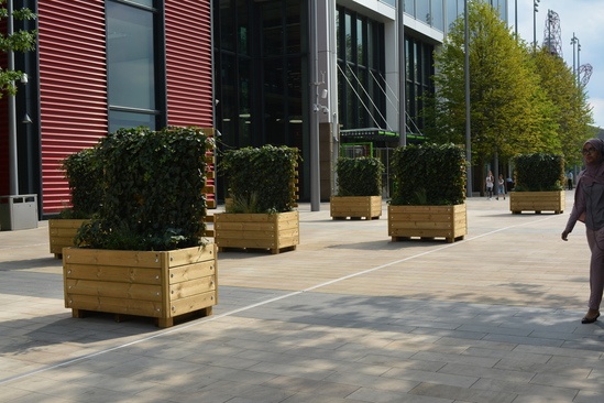 Grenadier planter with screen
