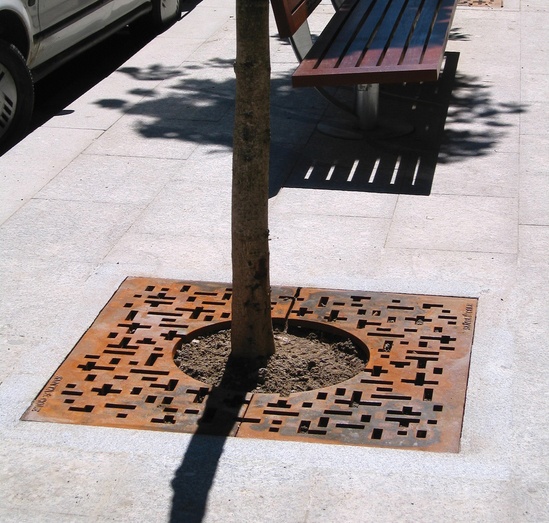 Tree grid provides a joint between tree and paving