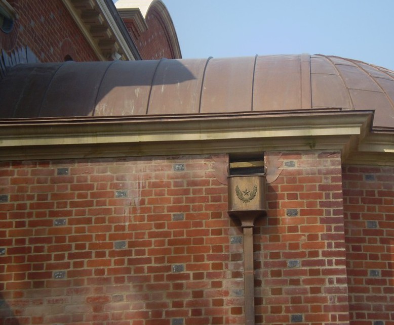Copper downpipe and hidden gutters, stately home Metal Gutta ESI