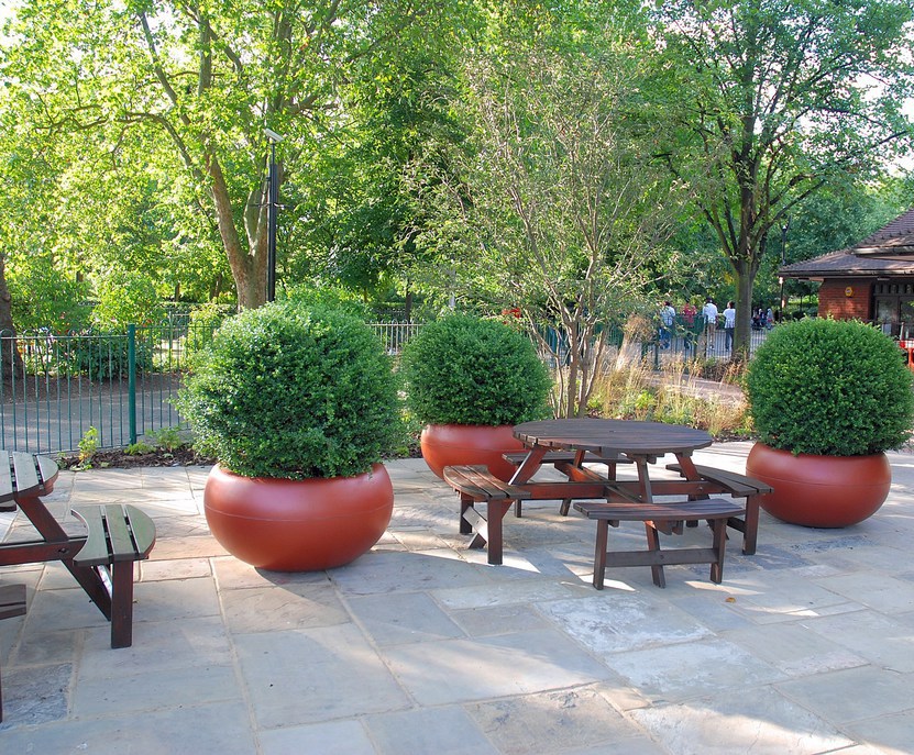 Custom-coloured planters, Paddington Recreation Ground | IOTA | ESI