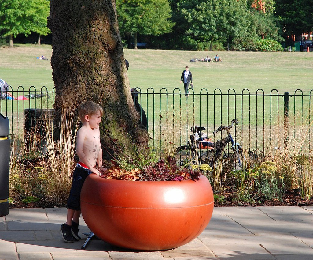 Custom-coloured planters, Paddington Recreation Ground | IOTA | ESI