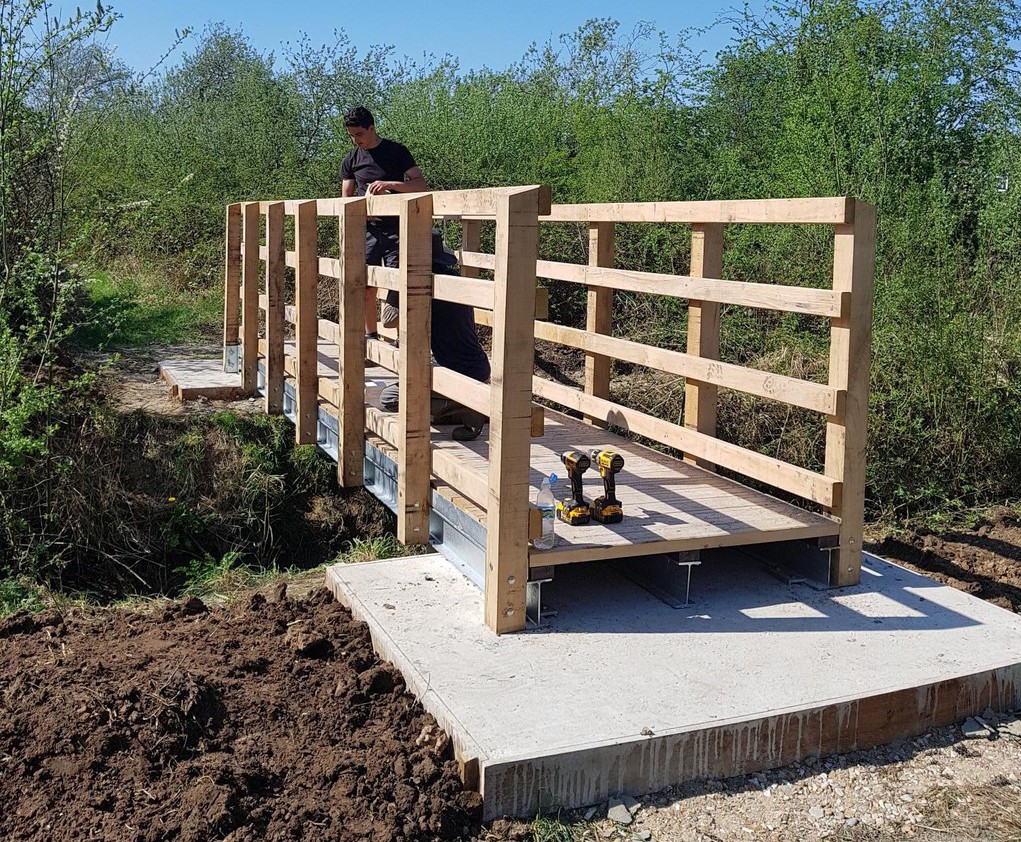 Timber and recycled plastic kit form pedestrian bridges Bison Bridges