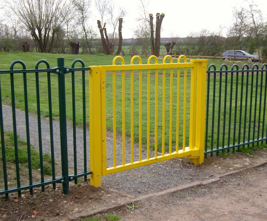 Quantum (RoSPA compliant / DDA) selfclosing play gate Heras UK ESI