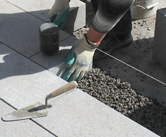 Bedding mortar for natural stone and modular paving