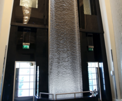 7米高的AquaVeil水墙，呈现独特的效果
