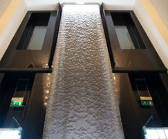 7米高的AquaVeil®水墙室内设置
