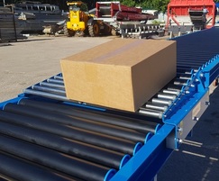Roller conveyor for packages