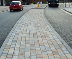 Central reservation in multicolour setts with edging