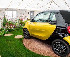 A car turntable leaves room for a lawn and planting