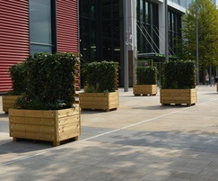 Grenadier planter with screen