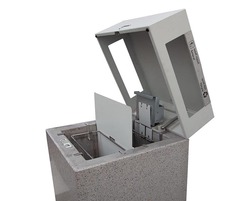 Quai Litter Bin cover can be opened with a snap lock