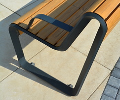 The bench has closed curved aluminium alloy side rails