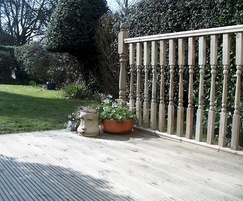 Q Deck® Plus Colonial spindle balustrades