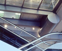 Fire-resistant roller shutter for escalators